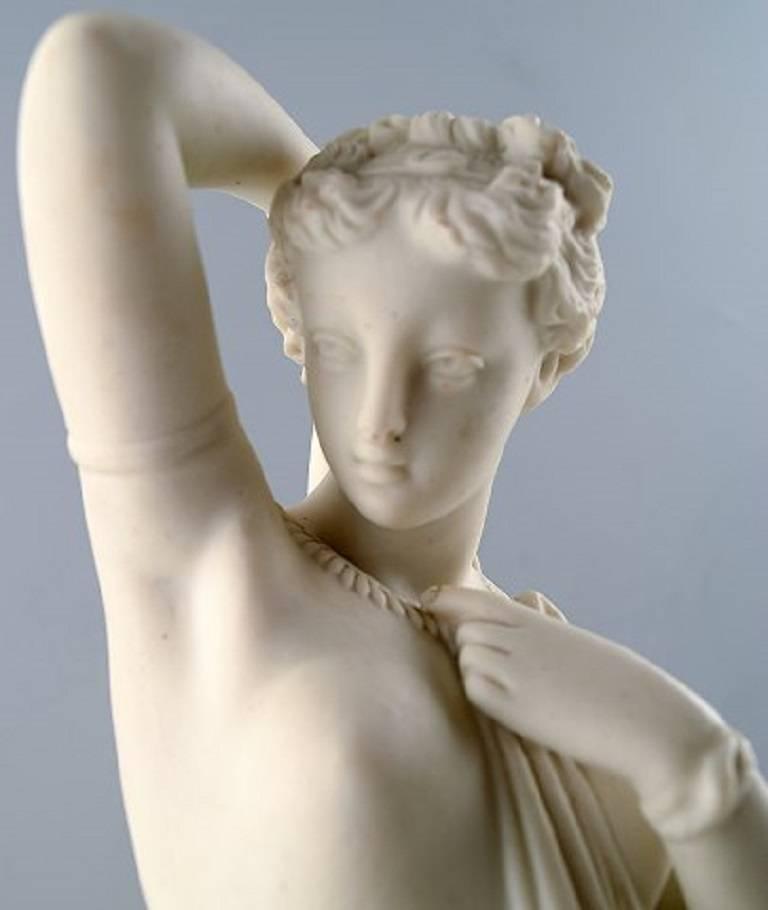 Antike große Biskuitfigur einer halbnackten Frau im klassischen Stil.

Maße: 37 x 11 cm.

Ungestempelt.

In sehr gutem Zustand.