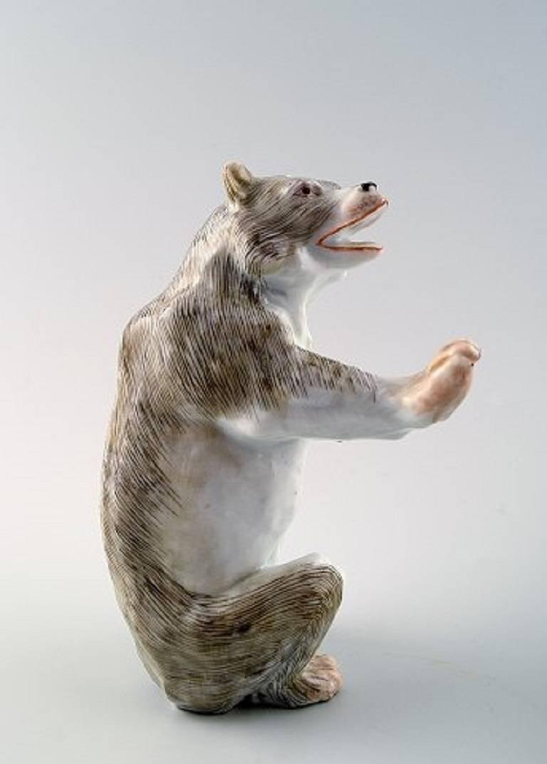 Figurine ancienne en porcelaine représentant un ours debout, style Meissen, fin du XIXe siècle.

En très bon état.

Mesures : 13 cm.