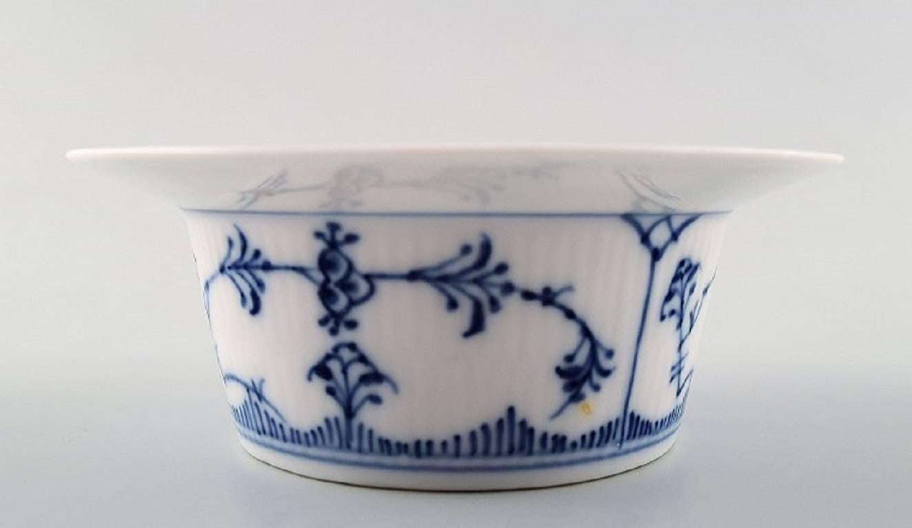 Royal Copenhagen blue fluted plain, tea strainer cup.

Decoration number 1/423.

Produced between 1923-1935.

Height 3.5 cm.

Diameter of 9.5 cm.

Perfect condition.