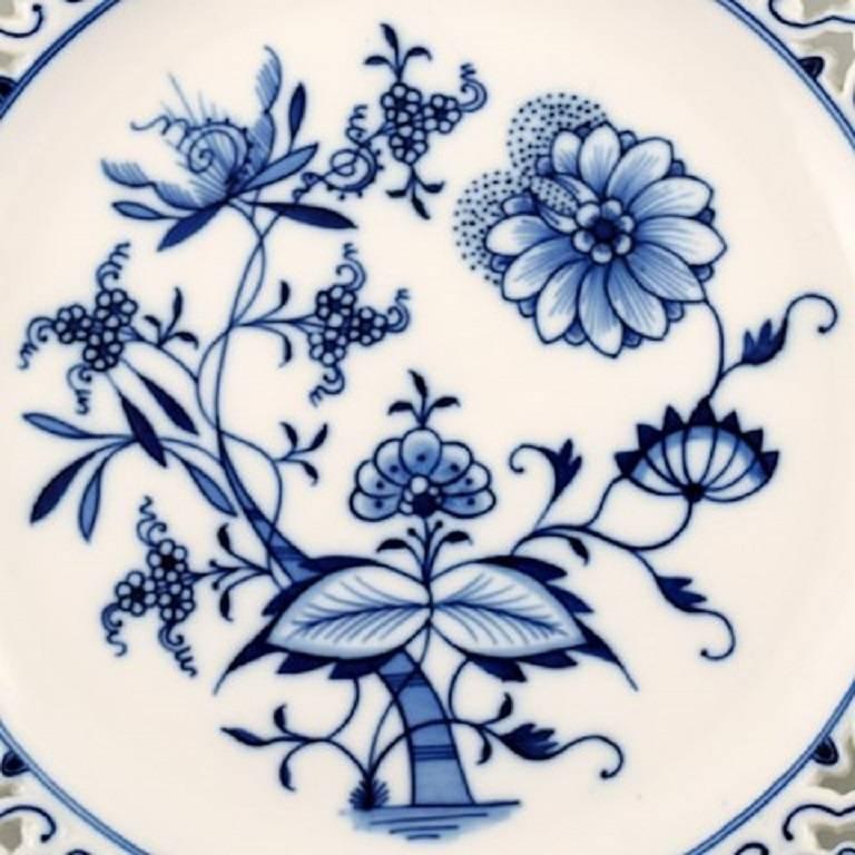 Meissen blue onion pierced/reticulated plate.

In perfect condition, 1st. factory quality.

Measures 26 cm.