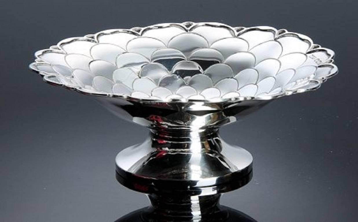 Mappin & Webb. Sterling silver bowl, the interior decorated with a stylized leaf motif, standing on shaped feet.

Made in Sheffield 1948-1949. Stamped.

Height 5 cm. diameter of 12.8 cm. Weight: circa 90.1 grams.

In perfect condition.
