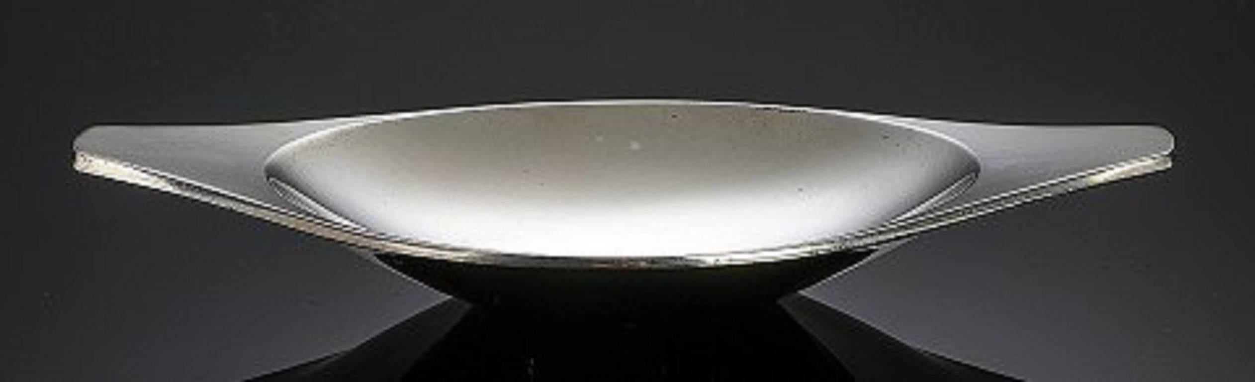 Two Georg Jensen dishes in sterling silver, design: Henning Koppel.

Model: K11. Hallmarked. In perfect condition.

Length : 10.5 cm, width 9.0 cm.