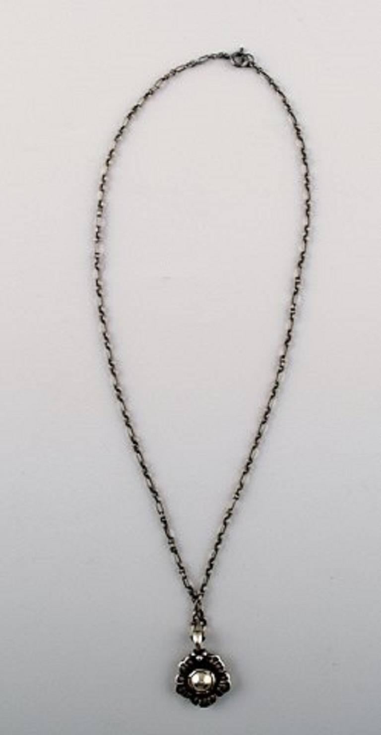Georg Jensen, 2002 year necklace / pendant with chain.

Stamped: 2002, Georg Jensen, 925 S, Denmark.

Chain length 44 cm.

In very condition.