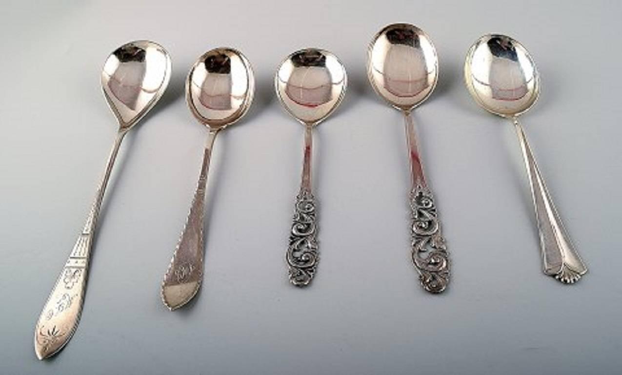 Danish and Norwegian silver, various serving pieces.

Stamped Ostli, Christiania etc. 0.830 Silver.

In very good condition.

Longest: 28 cm.

Early 20 century.