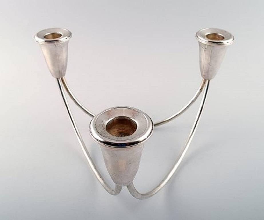 Duchin sterling, Usa, three-armed candlestick in modern design.

In very good condition. Stamped 925.

Measures 24 x 15 cm.