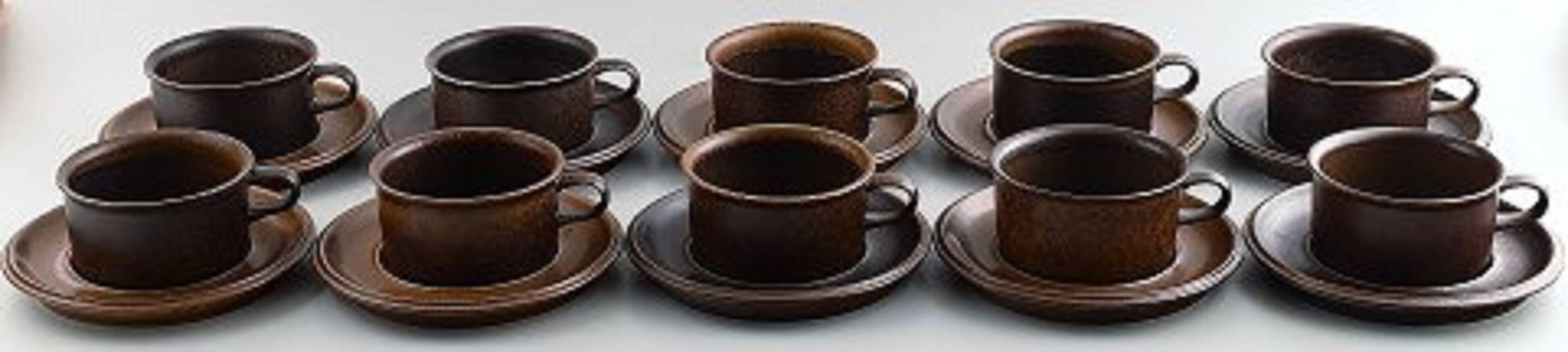 Complete 10 p. Arabia Ruska stoneware tea service.

Finnish Design, 1960-1970s.

Consisting of a teapot, ten teacups 8 x 5 cm. With saucers and a creamer or milk jug.

In perfect condition.