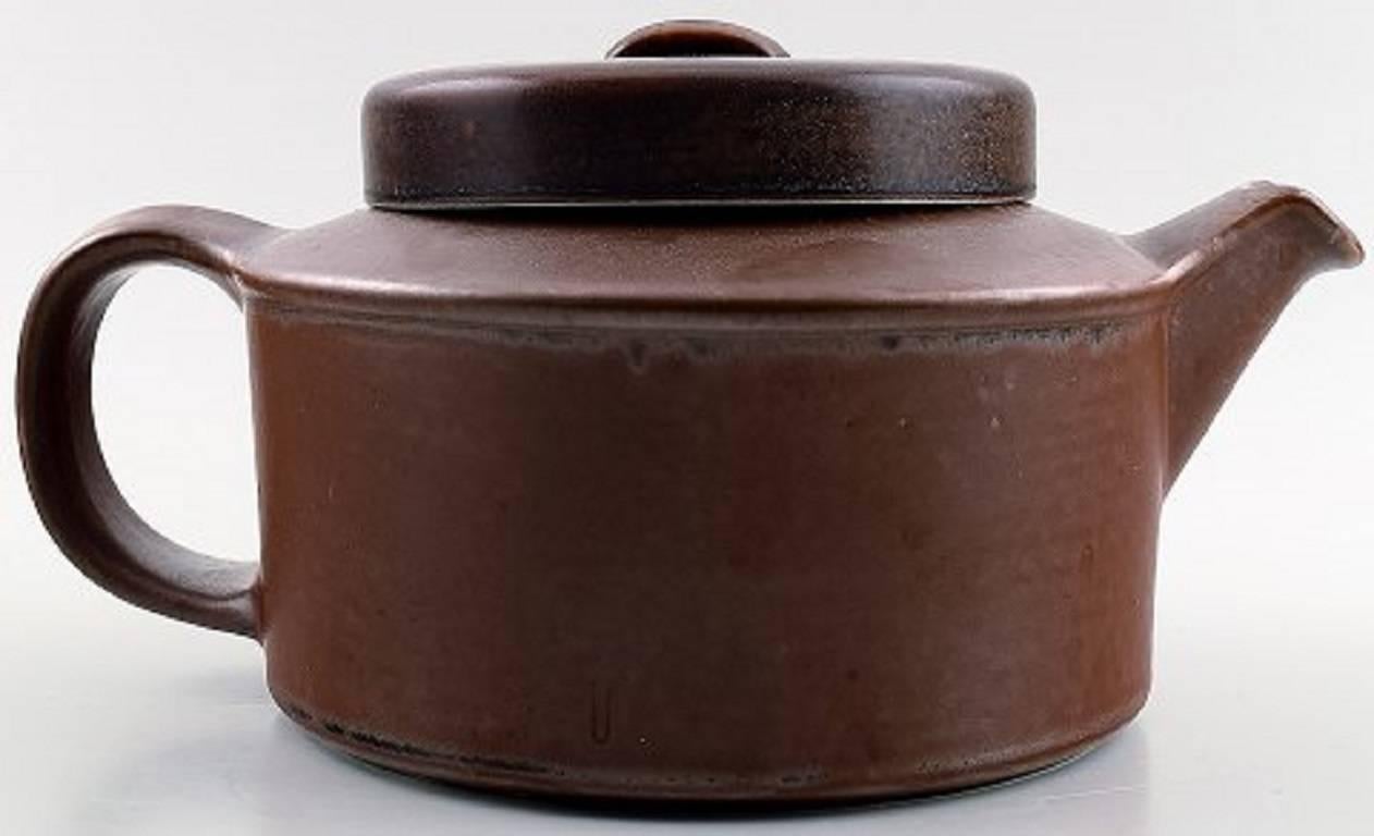 Complete six pieces. Arabia Ruska stoneware tea service.

Finnish Design, 1960s-1970s.

Consisting of a teapot, six tea mugs 7 x 4.5 cm. and a creamer or milk jug.

In perfect condition.