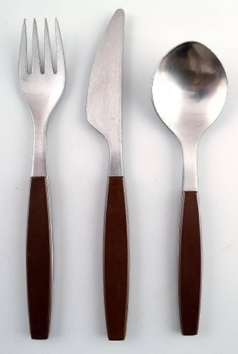 Complete service for 24 p., Henning Koppel. 

Strata cutlery stainless steel and brown plastic. 

Produced by Georg Jensen.

Consisting of: 24 dinner knives, 24 dinner forks, 24 dinner spoons.

In good condition, minor wear.

Danish design