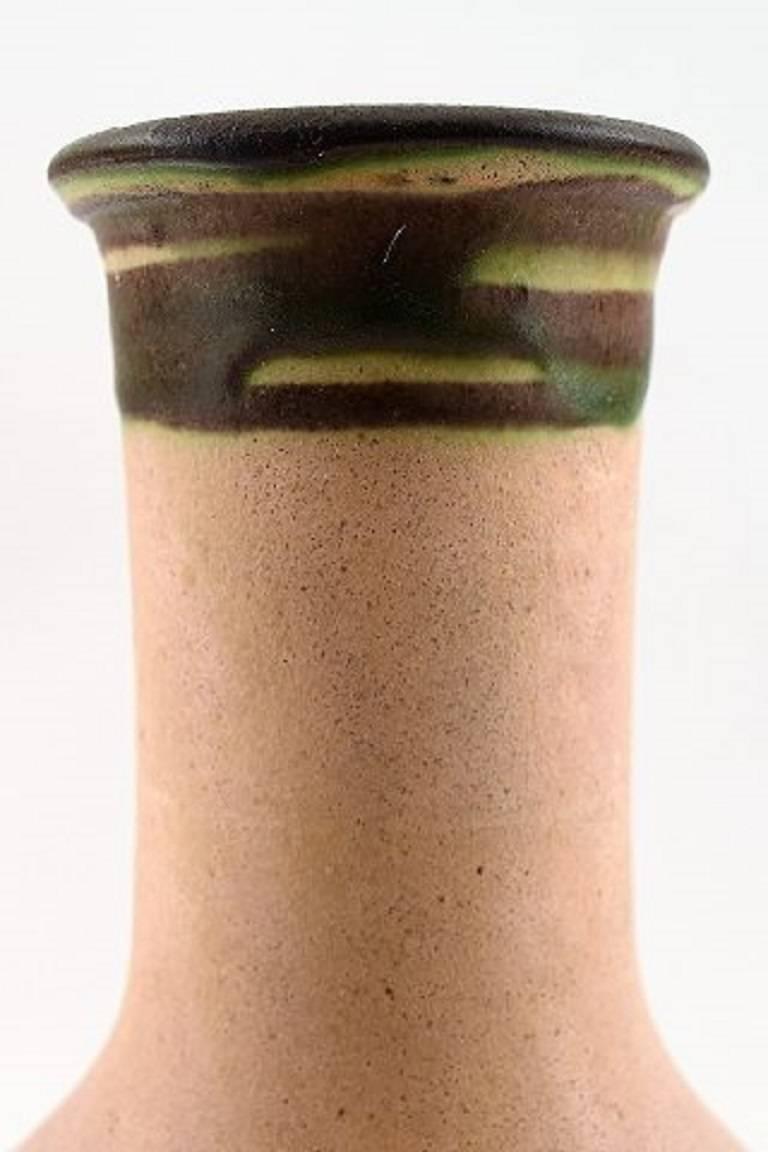 Kähler, HAK, glazed stoneware vase, 1930s.

Glaze in dark blue shades. 

Hallmarked.

Measures: 28 cm. x 15 cm.

In good condition.