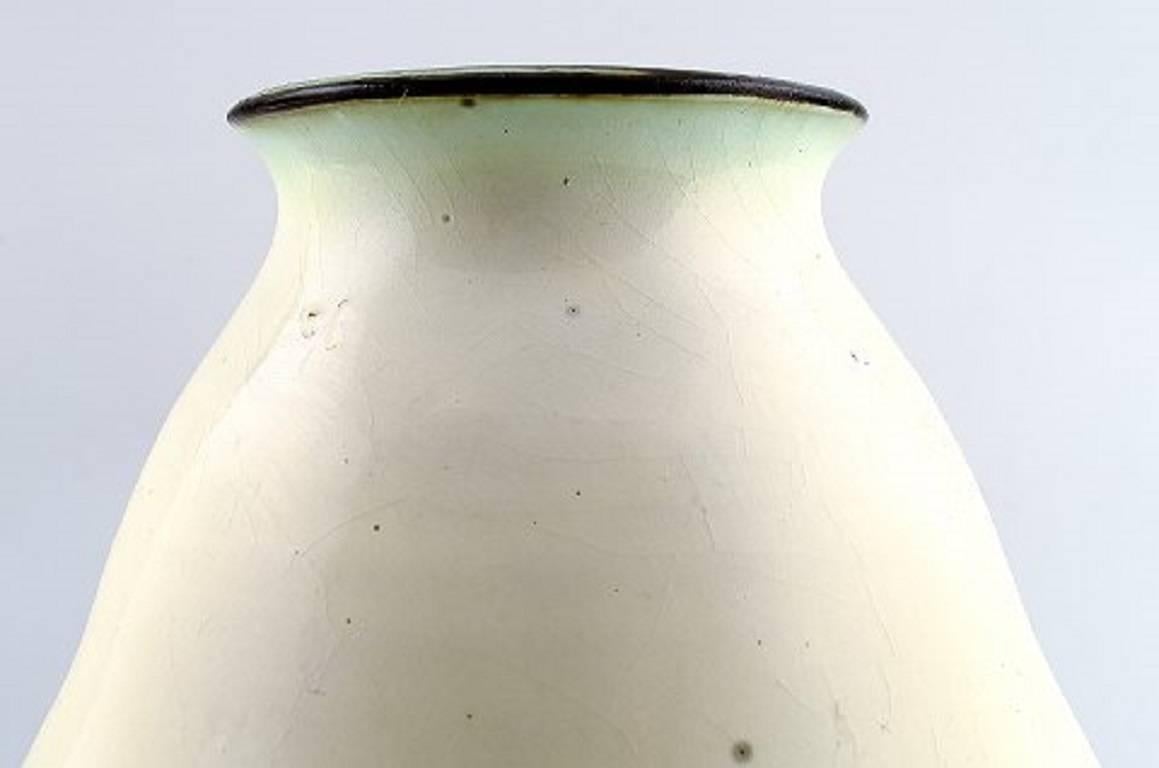 Kähler, HAK, glazed stoneware vase, 1930s.

Glaze in dark blue shades. 

Hallmarked.

Measures: 31 cm. x 18 cm.

In good condition.