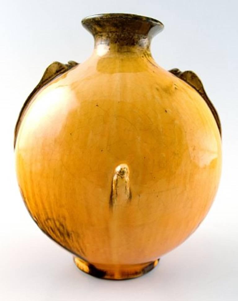 Kähler, HAK, Svend Hammershøi, glazed stoneware vase.

In perfect condition.

Beautiful uranium yellow glaze.

Marked.

Measures: 17 x 14 cm.