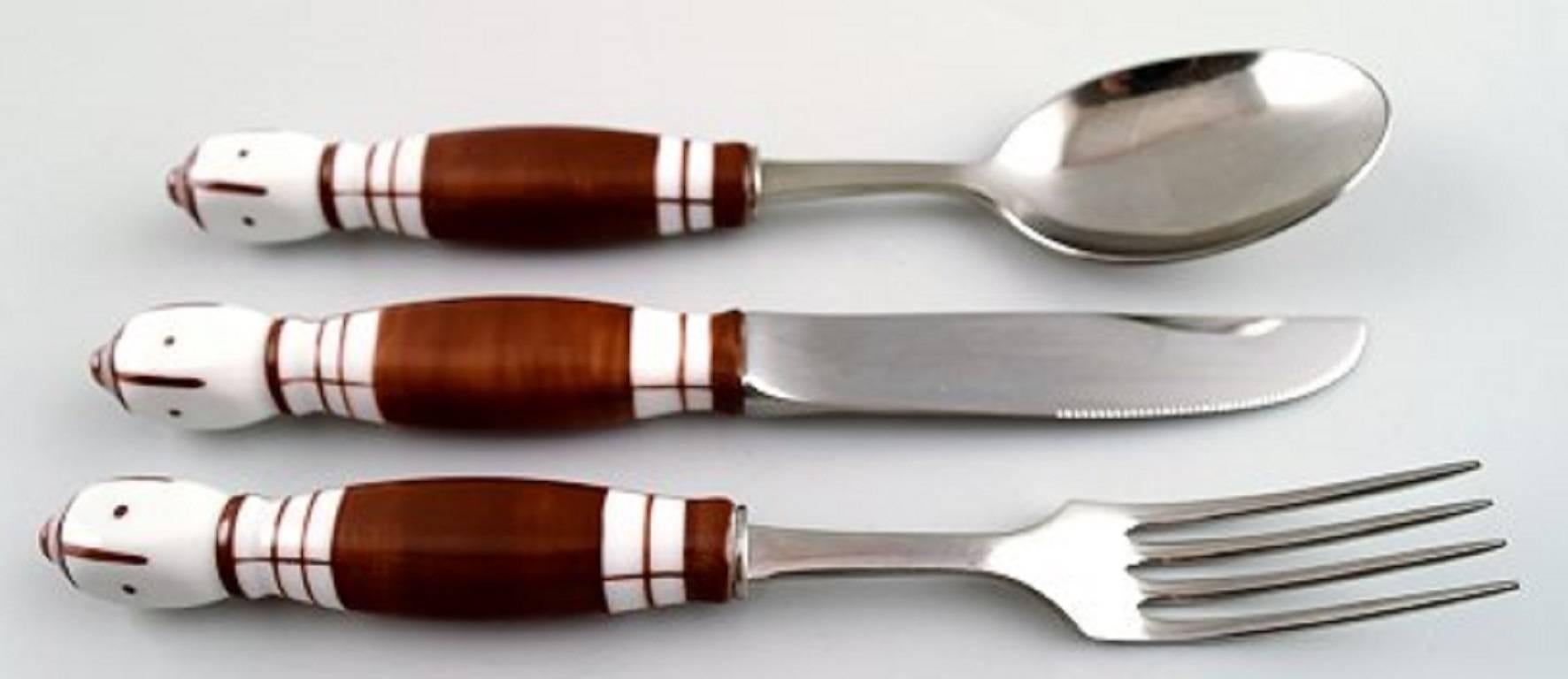 Rosenthal Siena complete barbecue 6p. cutlery incl. sharpening steel, serving spoon and carving fork.

Designed by Bjorn Wiinblad, 1970s.

Sharpening steel measures 32 cm.

In perfect condition.