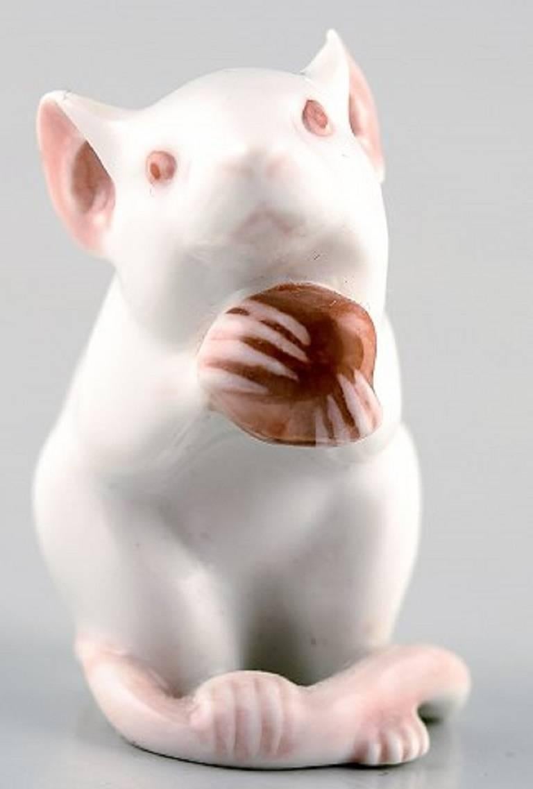 Rare Royal Copenhagen mouse with nut. Number 344. 

19th century.

Measures: 5.5 cm. high. 

Factory first, in good condition.