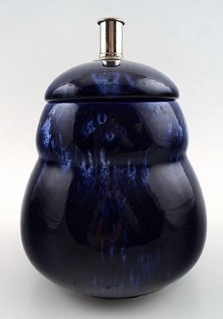A pair of Rörstrand lidded vases in dark blue faience. 1930s-1940s.

Measures 18.5 x 13 cm.

In perfect condition.

Marked.