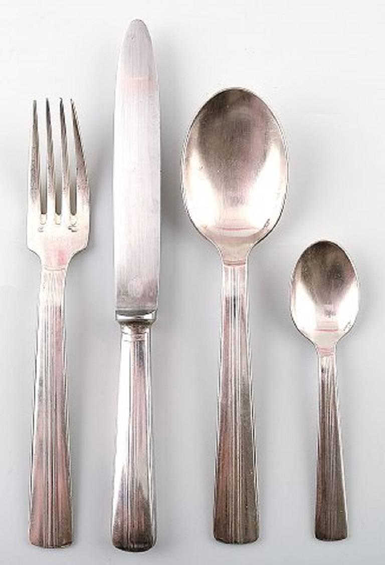 Large complete ten-piece Ercuis Art Deco cutlery in silver plate.

Consisting of 10 + 10 + 10 dinner knives / forks / spoons, five fruit knives, seven coffee spoons, ladle, salad servers.

France, circa 1940.

Stamped.

The dinner knife