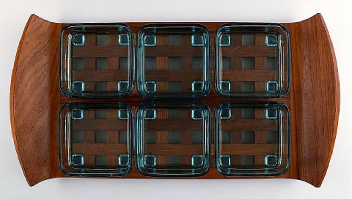 Jens Harald Quistgaard. Tray in teak with six containers in colored glass.

Measures 46 x 25 cm.

In very good condition.

Danish design, 1960s.