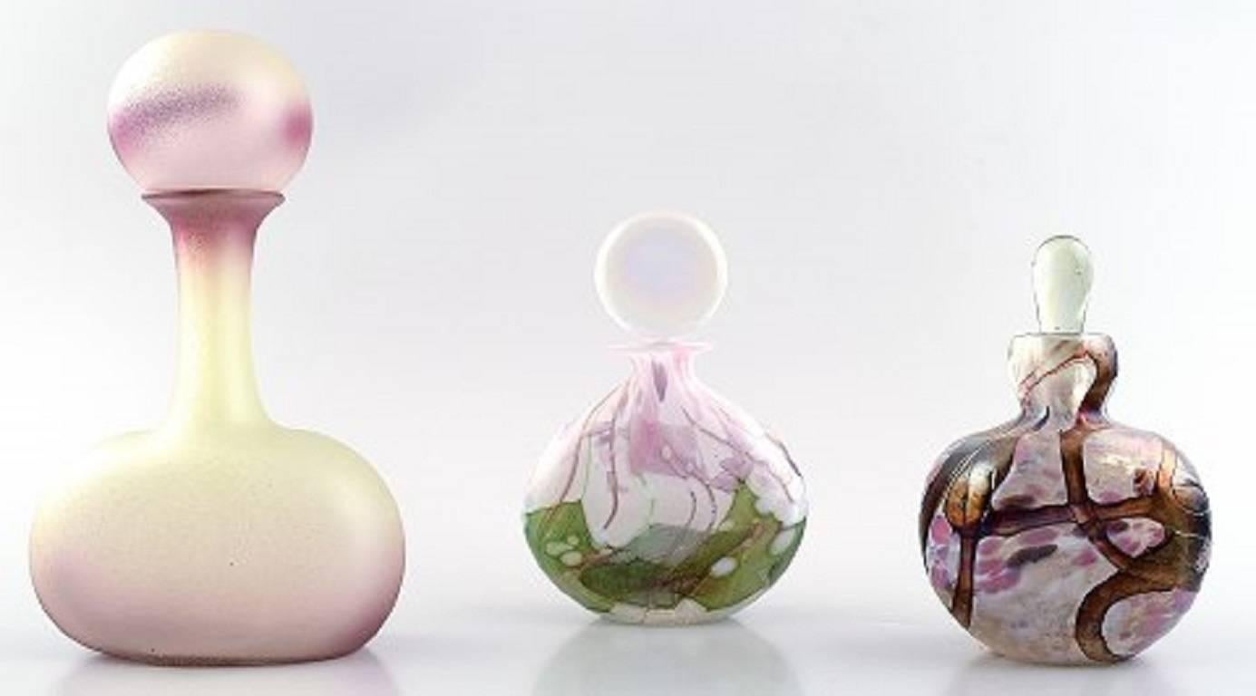 Six perfume bottles, art glass.

Not stamped.

In perfect condition.

The largest measures 17 cm.