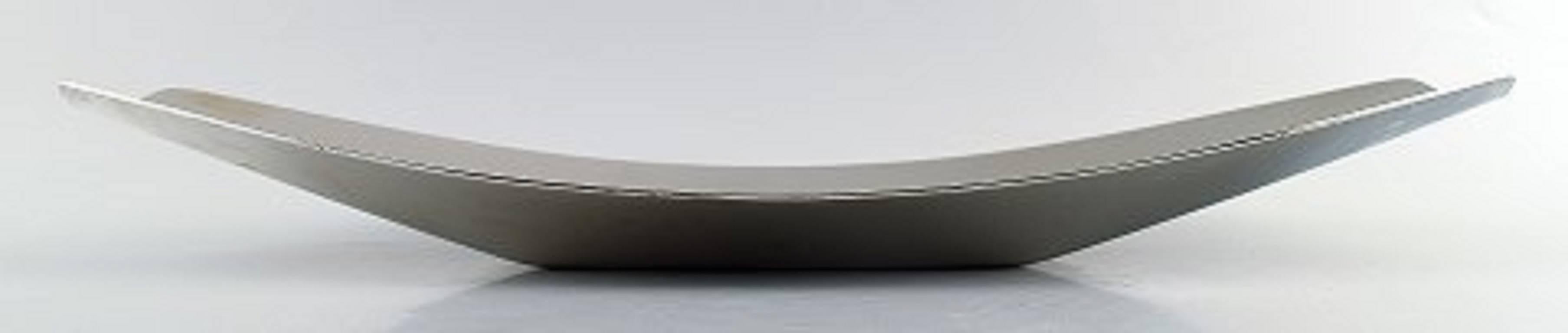 Georg Jensen stainless large dish in modern design.

In perfect condition.

Marked.

Measures: 43x18x3 cm.