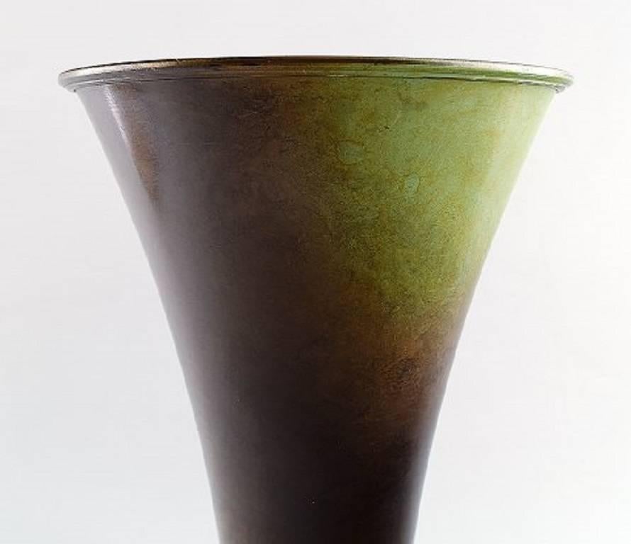 Ystad brons, Art Deco vase in patinated bronze.

Swedish design, 1940s.

Marked.

Measures 27 x 15 cm.

In perfect condition.