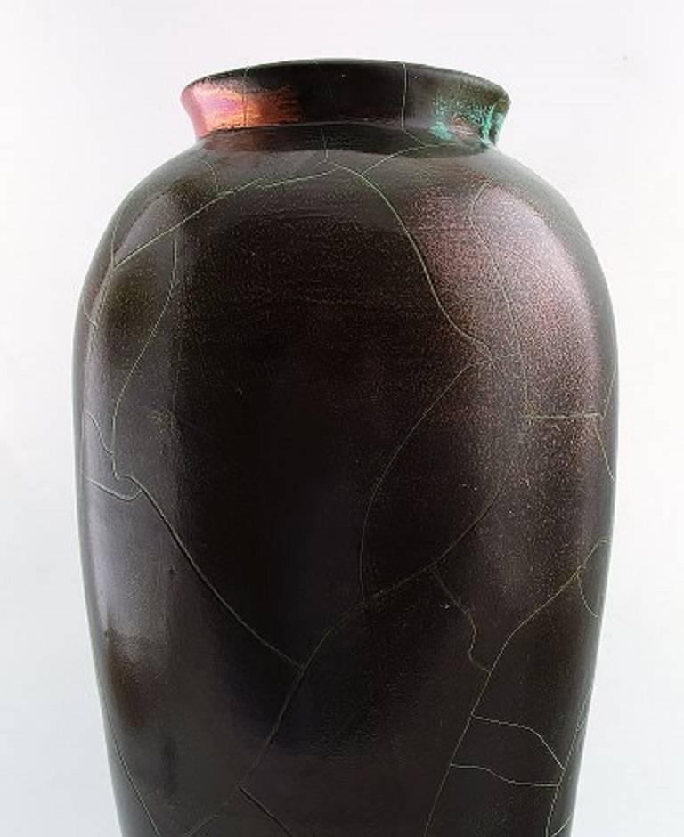 Richard Uhlemeyer (1900-1954) German ceramist.

Large floor vase, beautiful glaze in dark shades.

Germany, 1940s.

Measures: 43 x 17 cm.

In perfect condition.

Marked.