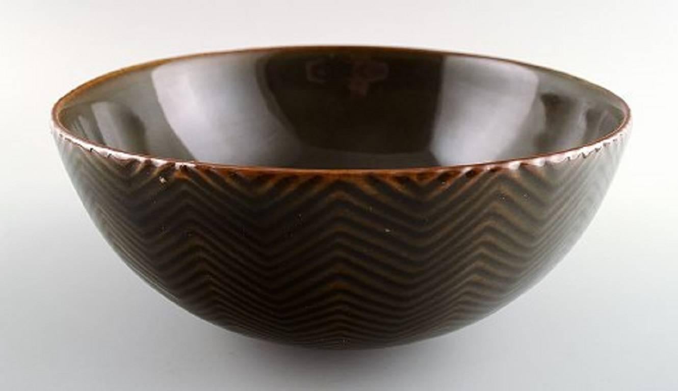 Royal Copenhagen stoneware bowl by Axel Salto modelled in fluted style.

Model No. 20726.

Beautiful glaze in olive green nuances.

Marked.

1. Quality, in very good condition.

Measures 16 x 8 cm.