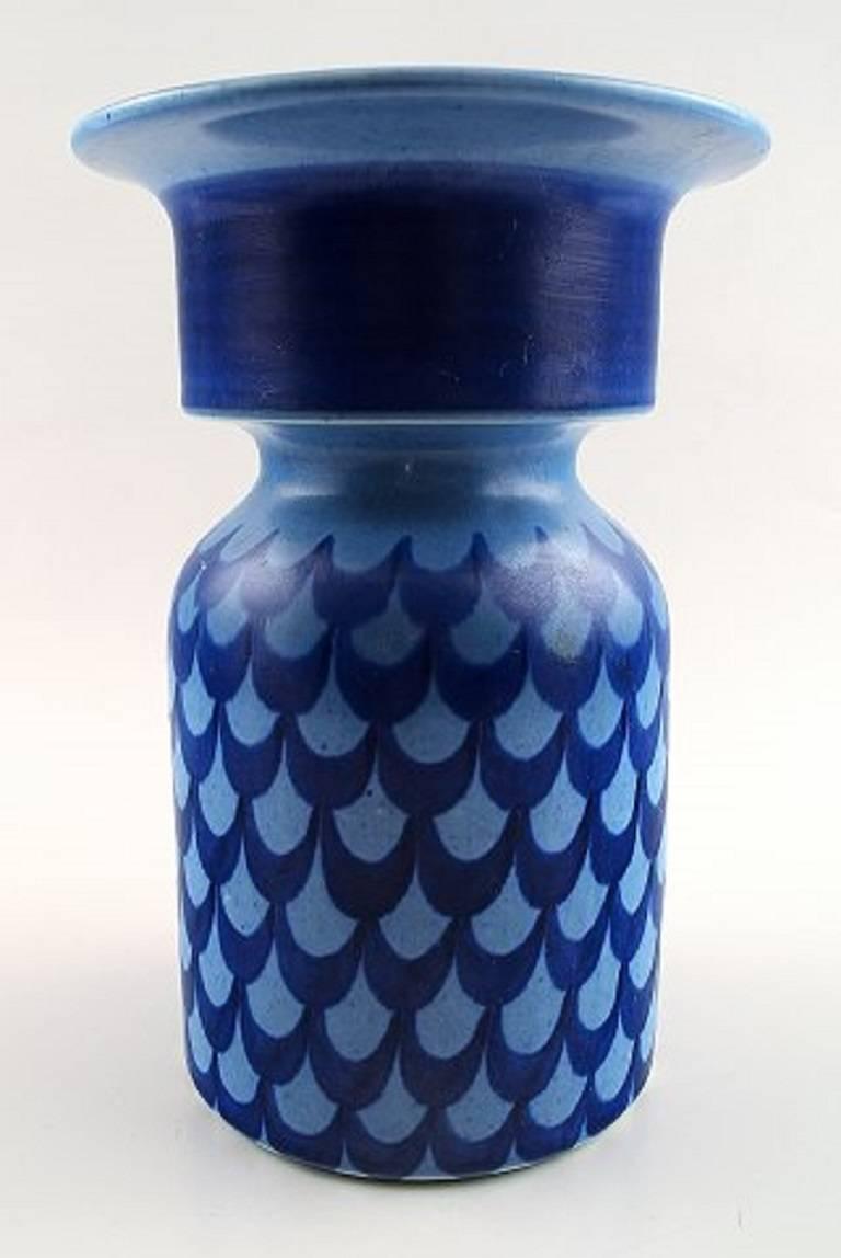 Margareta Hennix (née en 1941) pour Gustavsberg.

Deux vases modernes en céramique, peints à la main.

En parfait état.

Estampillé : M. Hennix et Gustavsberg.

Mesures : 19 cm. et 14 cm.