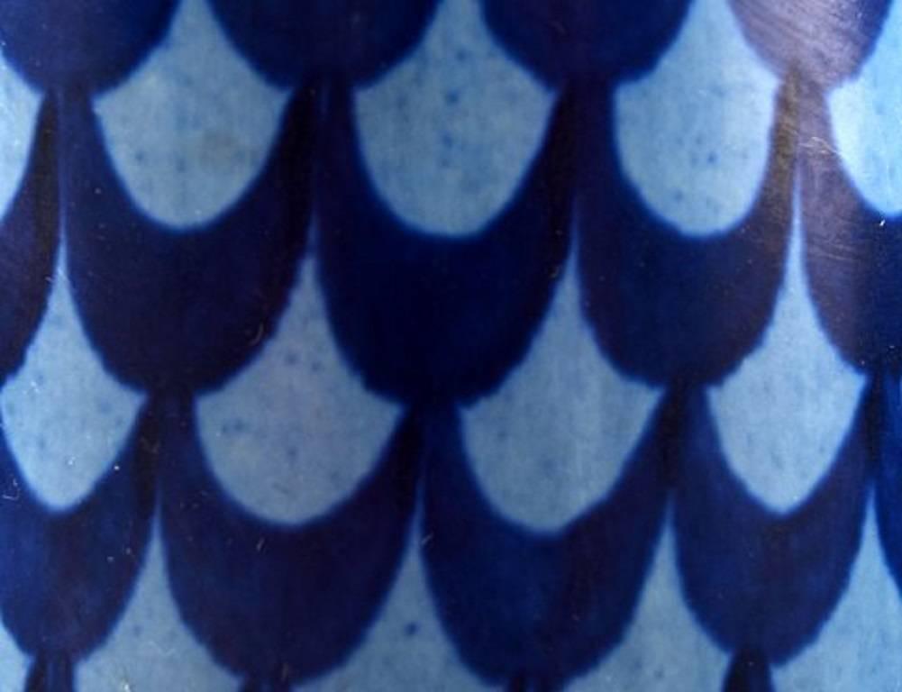 Scandinavo moderno Margareta Hennix per Gustavsberg, Due vasi moderni in ceramica, dipinti a mano in vendita