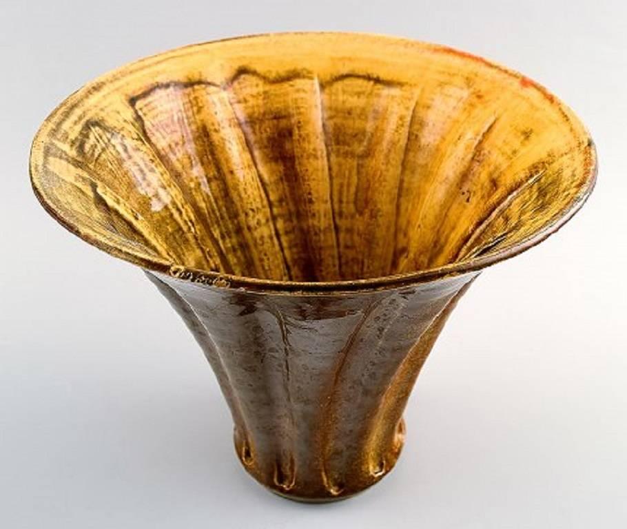 Kähler, HAK, Svend Hammershøi, glazed stoneware vase.

In perfect condition.

Beautiful uranium yellow glaze.

Marked.

Measures 19 x 16.5 cm.