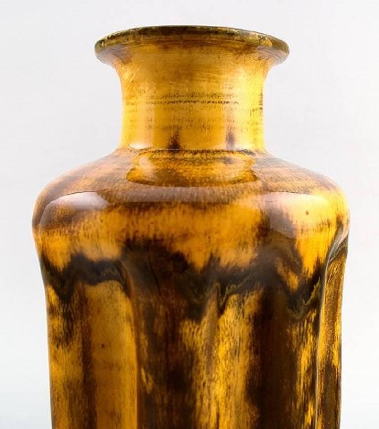 Kähler, HAK, Svend Hammershoi, glazed stoneware vase.

In perfect condition.

Beautiful uranium yellow glaze.

Marked.

Measures: 22 cm.