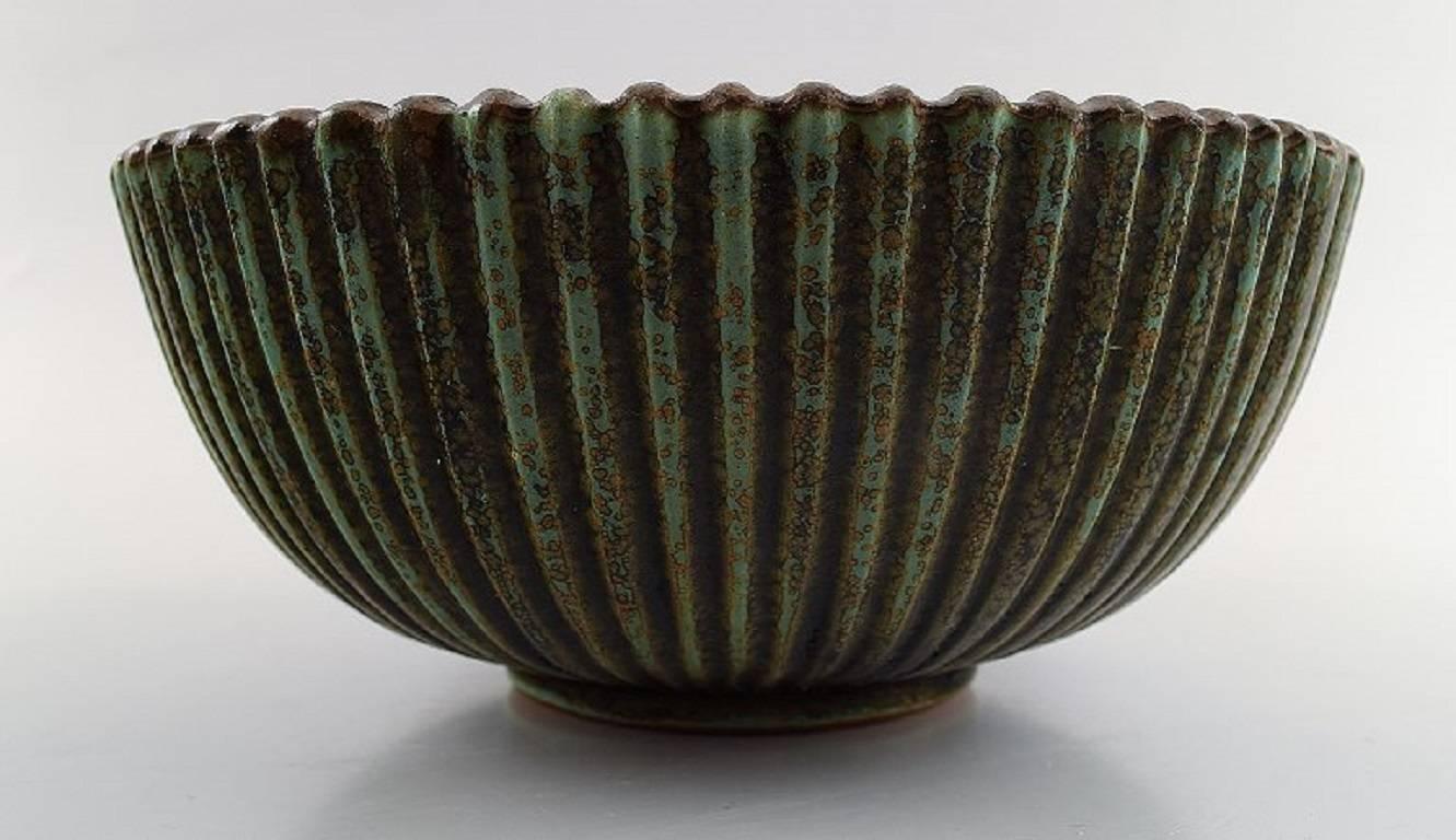 Arne Bang ceramic bowl.

Marked AB 123.

Glaze in brown and green shades.

In fine condition.

Measures: Height 8 cm, diameter 18.5 cm.