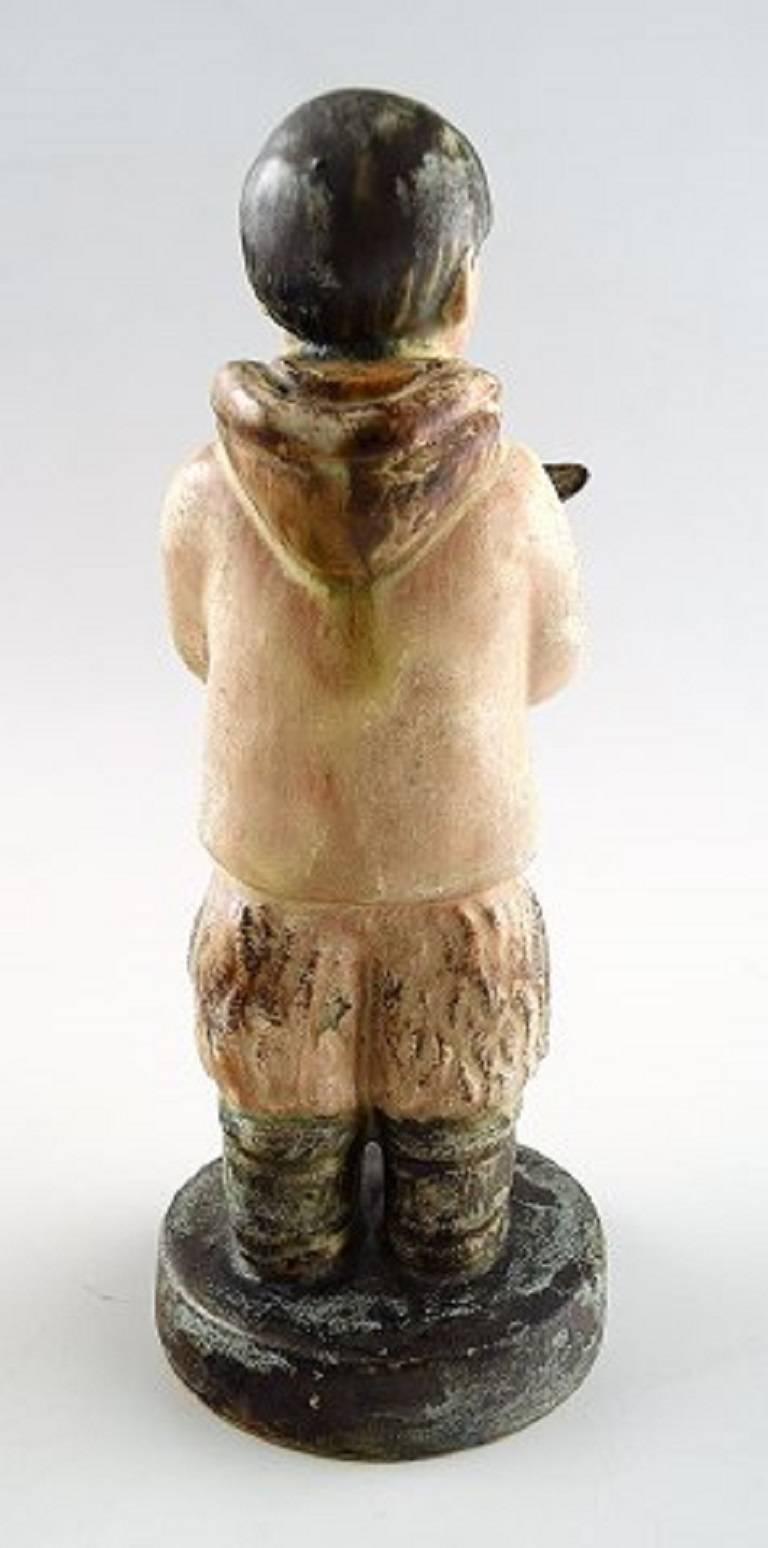 Seltener Arne Ingdam, Dänemark, 1960er Jahre, Eskimo-Jüngling mit Kayak in seinen Händen (Dänisch) im Angebot