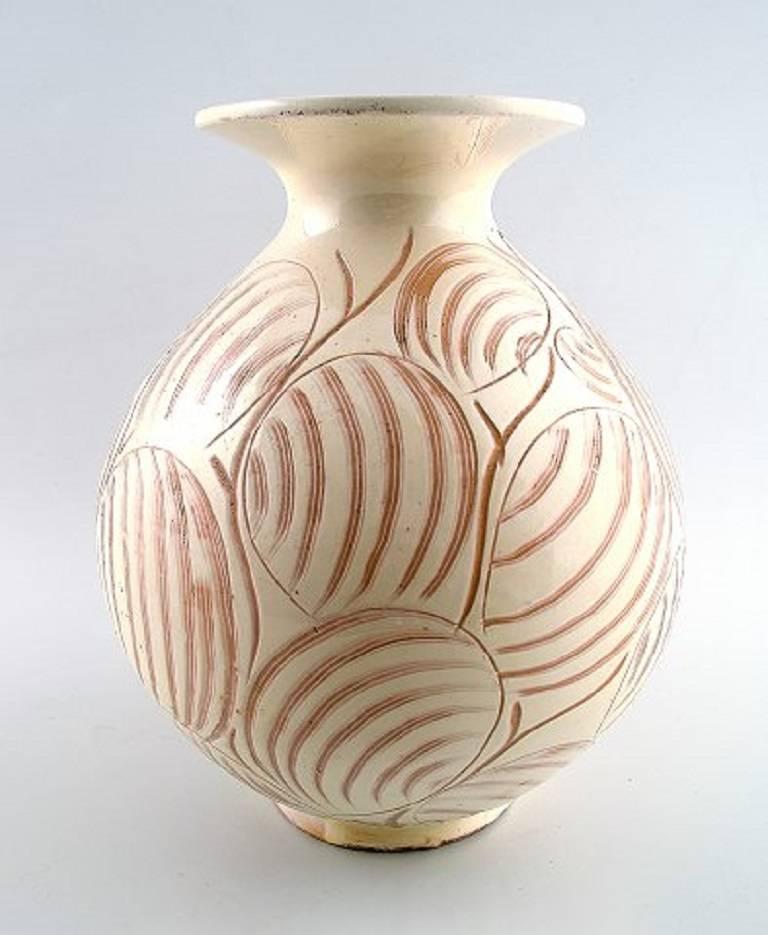 Kähler, Denmark, glazed stoneware vase, 1940s.

Vase in modern design.

Marked.

Measures: 27 cm. x 18 cm.

In perfect condition.