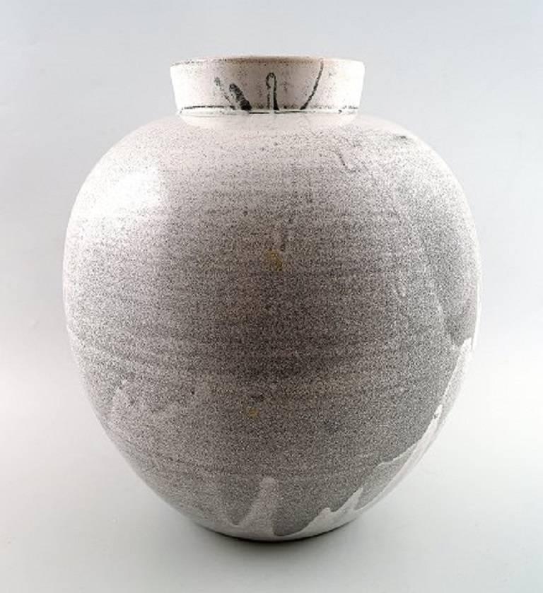 Large Kähler, HAK, glazed earthenware vase, 1930s.

Designed by Svend Hammershøi.

Double glaze in black and gray.

Measures: 29 x 22 cm.

Marked.

In perfect condition.