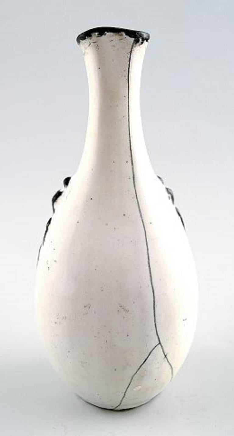 Svend Hammershoi for Kähler, Denmark, glazed vase, 1930s.

Designed by Svend Hammershøi. Glaze in black and gray.

Measures: 15 cm.

Marked.

In perfect condition.
