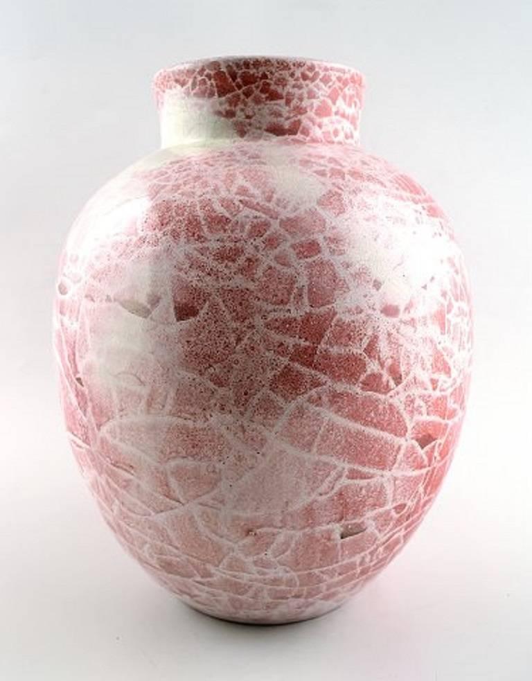 Jens Thirslund (1892-1942) unique Kähler vase decorated with reddish glaze.

Stamped HAK, 1930s.

In perfect condition.

Measures: 30 cm. x 19 cm.