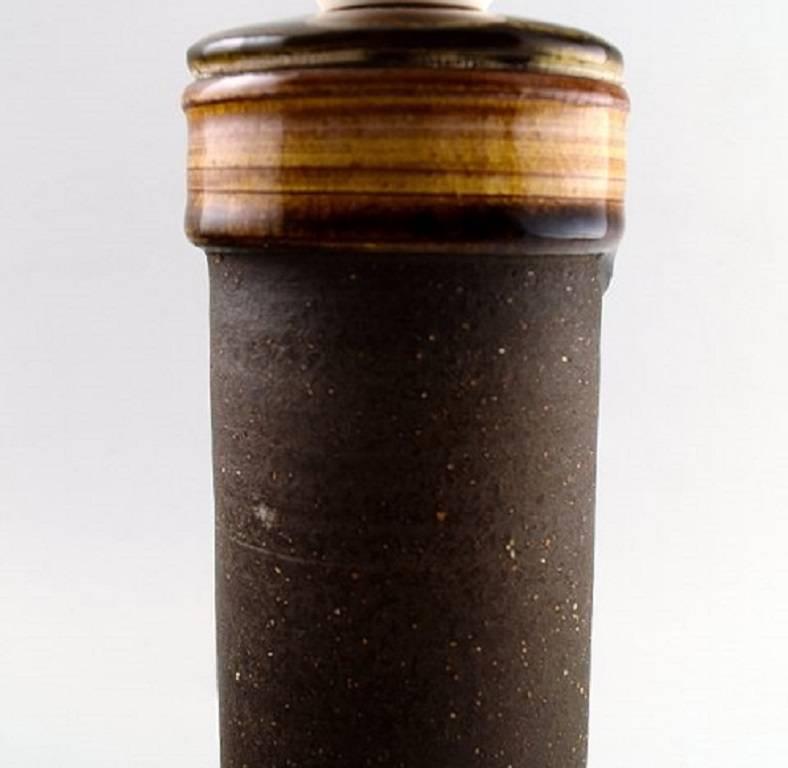 Kähler, HAK, glazed stoneware table lamp, 1960s.

Designed by Nils Kähler.

Brown and uranium yellow glaze.

Measures 20 cm. Total height 27.5 cm.

Marked.

In perfect condition.