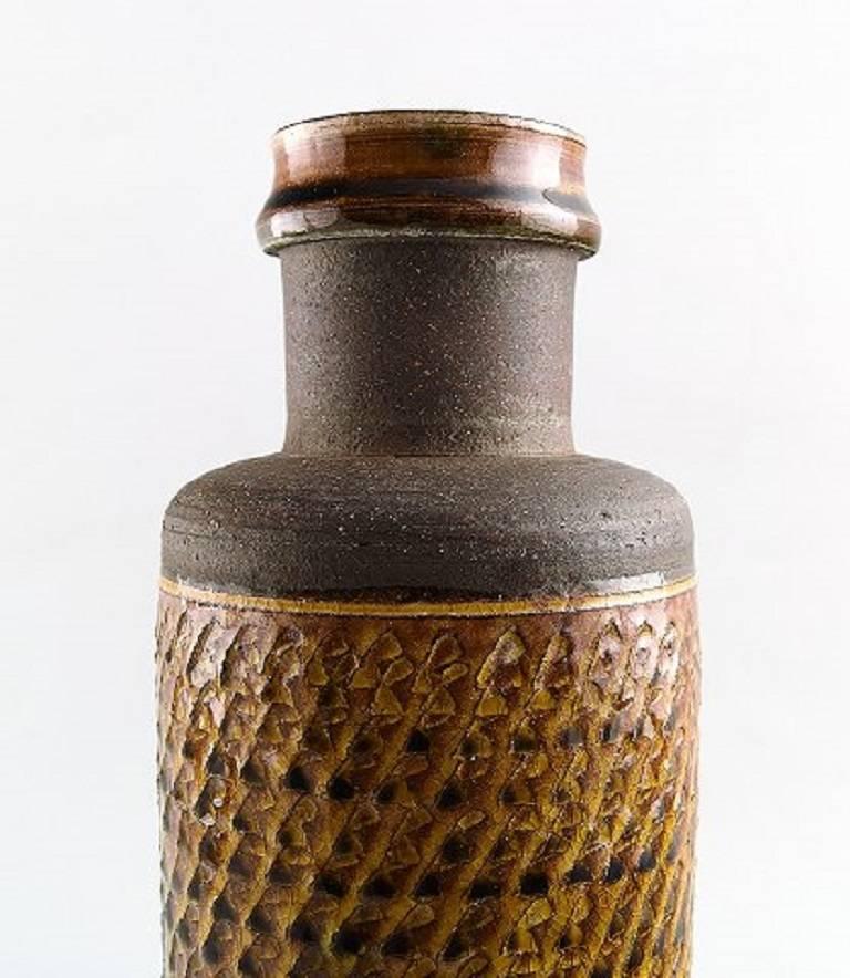 Kähler, Dänemark, Vase aus glasiertem Steingut. Nils Kähler, 1960er Jahre.

Braune und dunkelgelbe Glasur.

In perfektem Zustand.

Markiert.

Maße: 25 cm.