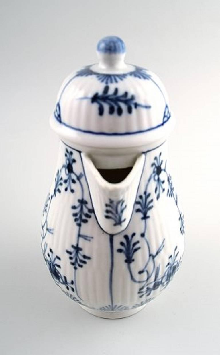 Antike deutsche blaue kannelierte Mokka-Kanne aus Porzellan.

Gestempelt, 19. Jahrhundert.

Maße: 15 cm.

In perfektem Zustand.