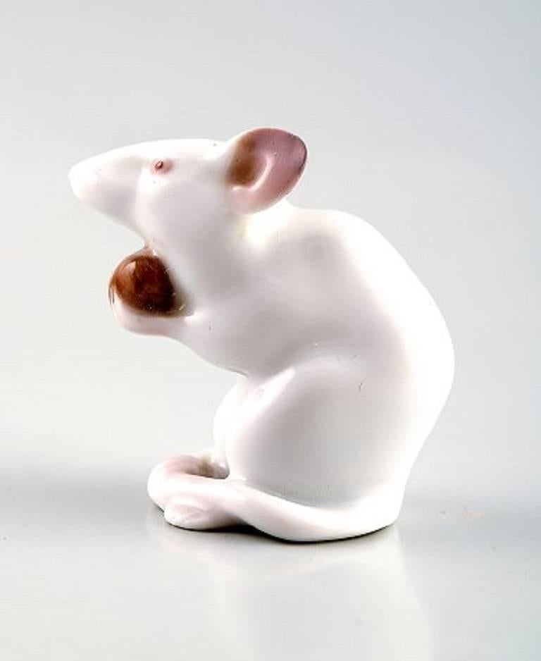 Rare Royal Copenhagen mouse with nut. Number 344, early 20th century. 

Measures: 5.5 cm. high. 

Factory first, in very good condition.