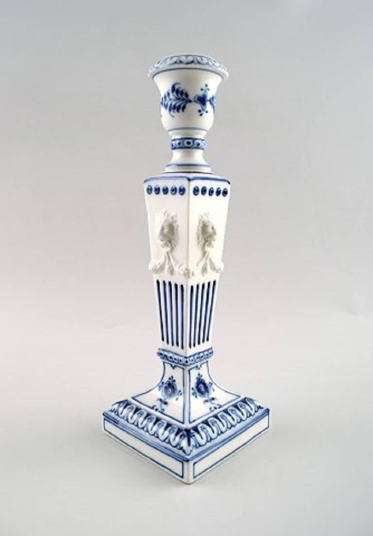 Royal Copenhagen blue fluted plain, candlestick with lion heads.

1. Factory quality, in very good condition. 

No. 1/15

Height 22.5 cm.