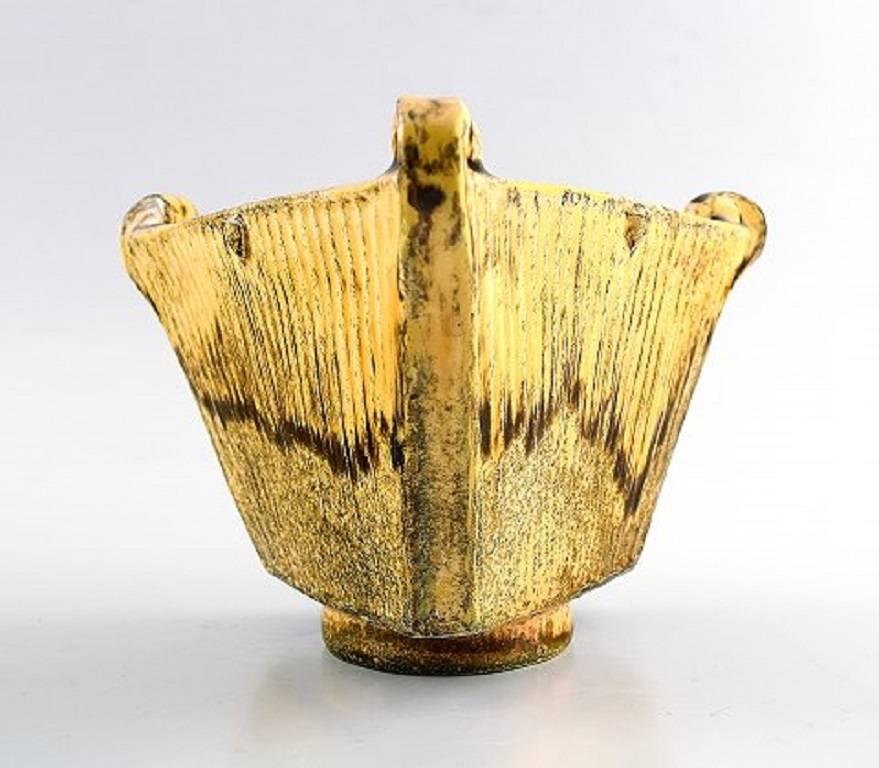 Kähler, Denmark, glazed ceramic vase, 1930s.

Designed by Svend Hammershøi. Uranium yellow glaze.

Measures 13 cm in diameter x 8.5 cm high.

Marked.

In perfect condition.
