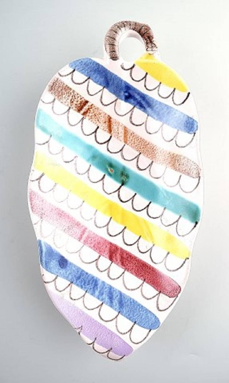 Drei große, handbemalte Teller, Stig Lindberg, Gustavsberg Studio,

Fayence, 1940er Jahre.

Maße: 25,5 cm.

Signiert mit 