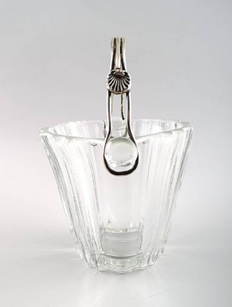 Swedish art glass ice bucket with handle in silver,

Sweden, circa 1960s.

Simple design and high quality.

Unstamped.

In perfect condition.

Measures: 17.5 cm. x 12 cm.
