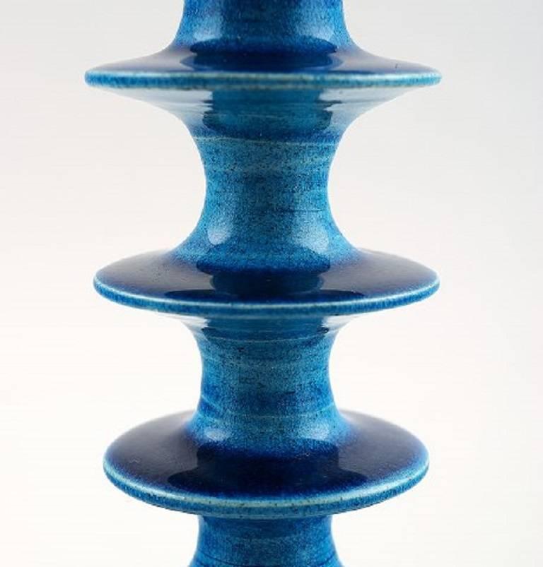 Kähler, Denmark, glazed candlestick, 1960s.

Turquoise glaze.

Measures: 15 cm.

Hallmarked.

In perfect condition.