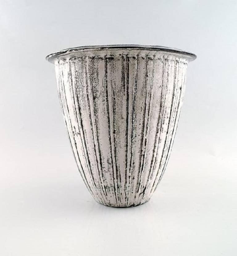 Rare Kähler, Denmark, glazed earthenware vase, 1930s.

Designed by Svend Hammershoi.

Glaze in black and gray.

Rare form.

Measures: 22 x 21.5 cm.

Hallmarked.

In perfect condition.
