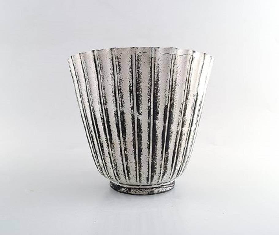 Rare Kähler, Denmark, glazed earthenware vase, 1930s.

Designed by Svend Hammershøi.

Glaze in black and gray.

Rare form.

Measures: 17 x 15.5 cm.

Hallmarked.

In perfect condition.