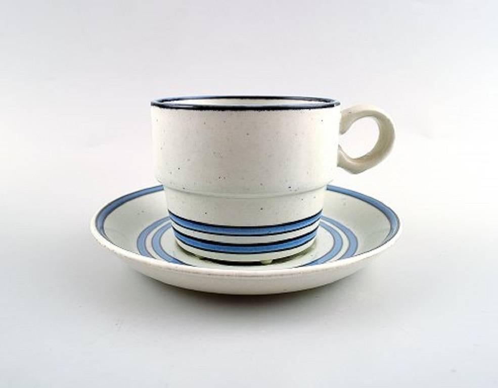 Stig Lindberg (1916-1982), Gustavsberg. Five sets of "Darts" coffee cups in hand-painted stoneware,

circa 1960s.

Hallmarked.

Measures: 7.5 x 5.5 cm. Saucer 12 cm.

In perfect condition.