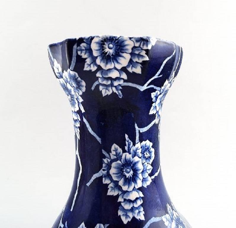 Rörstrand "Nang-King" vase in earthenware decorated with flowers.

Measures: 21.5 cm. high
.
In perfect condition.

Stamped.

Early 20 century, Sweden.