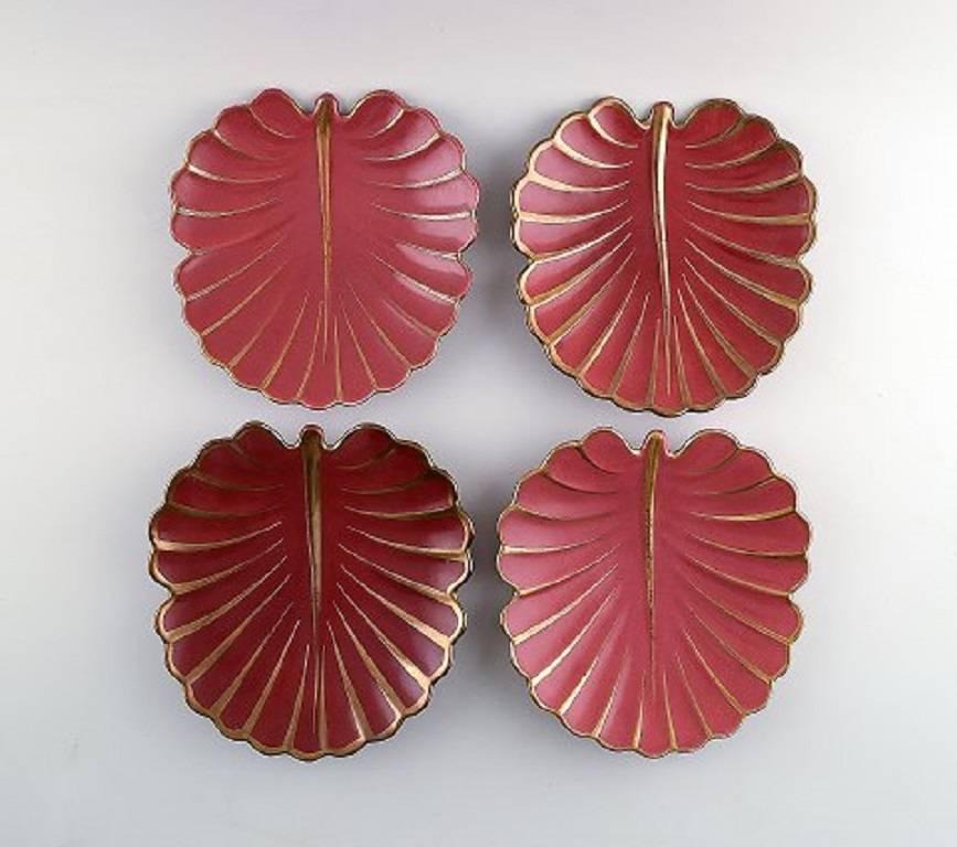 Collection of 'Red Rubin' pottery with red glaze with gold, Upsala-Ekeby, Gefle.

Design Arthur Percy.

26 pieces, consisting of plates, dishes and a bowl.

Largest dish measuring 30 cm. 

The bowl measuring 26.5 x 5 cm.

In perfect condition.