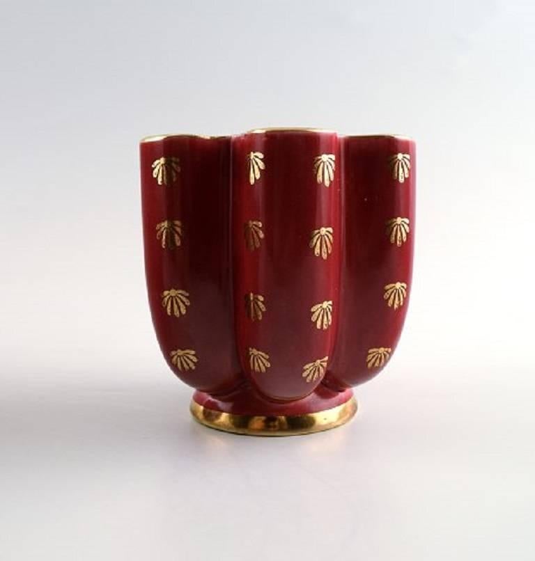 Collection of 'Red Rubin' pottery with red glaze with gold, Upsala-Ekeby, Gefle.

Design Arthur Percy.

Consisting of four bowls and one vase.

Largest bowl measures: 29.5 x 10 cm.

In perfect condition.